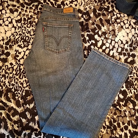 Womens Levi jeans - Picture 2 of 2